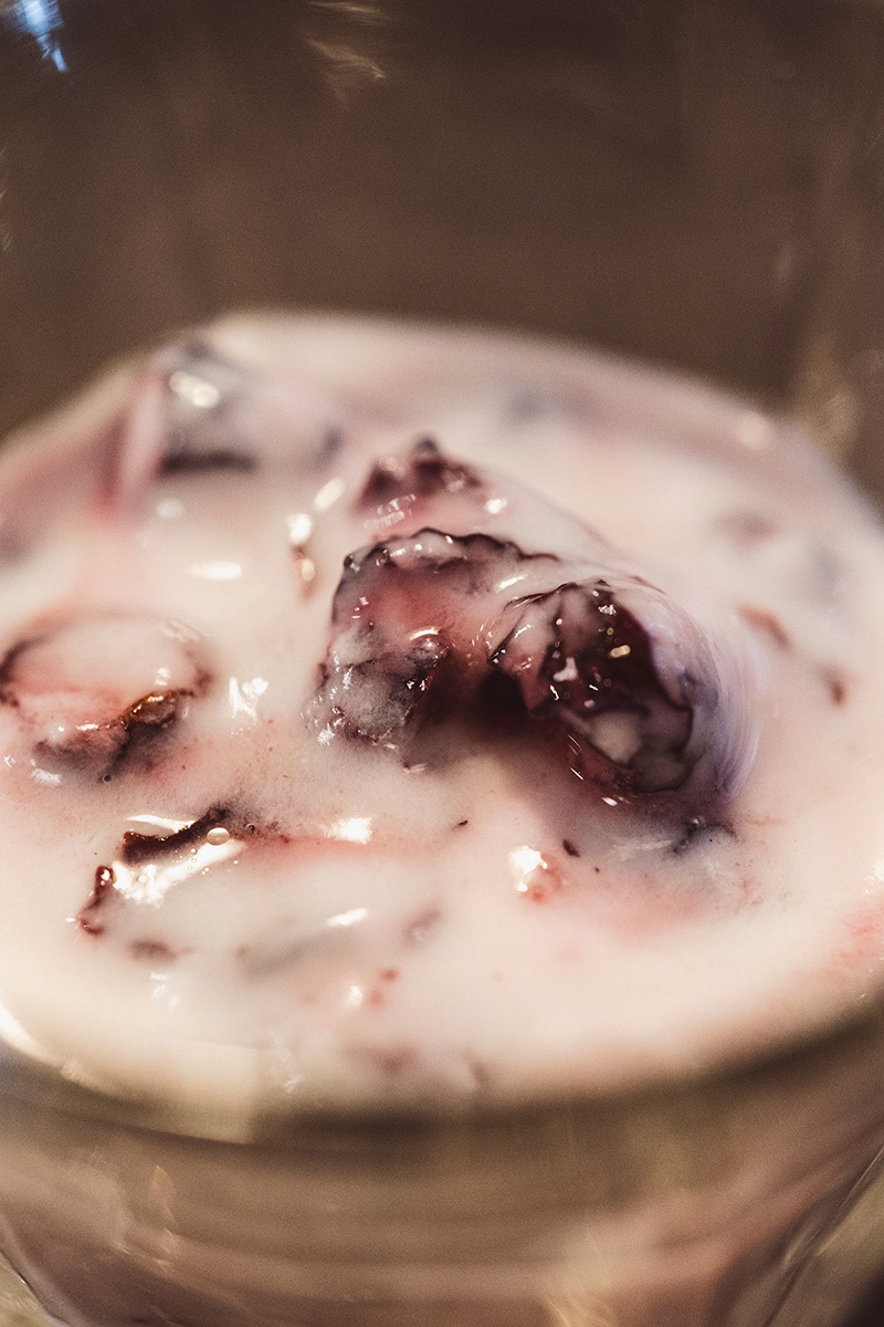 クランベリーフレークを加えたヨーグルトの画像